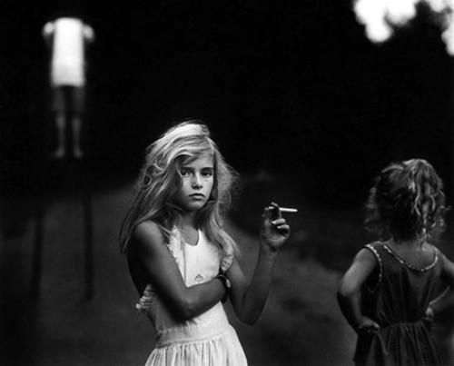 مثال عکاسی مستند candy cigarette با عکاسی Sally Man